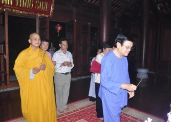 Nguyên Chủ Tịch nước Trương Tấn Sang và Phu nhân dâng hương đầu xuân Canh Tý tại chùa Pháp Minh