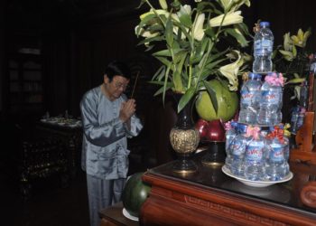 Nguyên Chủ Tịch nước Trương Tấn Sang, phu nhân dâng hương tại chùa Pháp Minh đầu xuân Kỷ Hợi