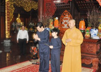 Nguyên Chủ tịch nước Trương Tấn Sang viếng chùa Pháp Minh dâng hương đầu năm Đinh Dậu