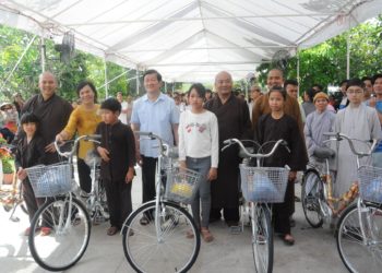 Nguyên Chủ tịch nước Trương Tấn Sang tham dự chương trình từ thiện “Xuân Gieo Phước” tại chùa Pháp Minh