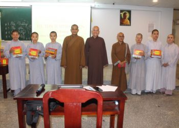 Hòa thượng Hiệu Trưởng sách tấn, huấn thị Tăng Ni sinh khóa VII (2019-2021) Sơ cấp Phật học Long An