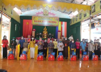 [Video] Chùa Pháp Minh trao tặng 400 phần quà cho bà con có hoàn cảnh khó khăn vui xuân đón tết