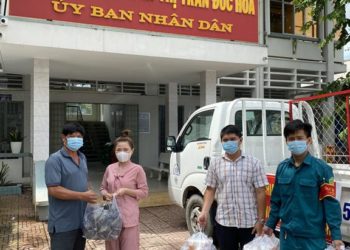 Chùa Pháp Minh trao tặng 400 phần cơm chay, bún chay, bánh ít đến các chốt kiểm soát dịch bệnh các xã tại huyện Đức Hòa