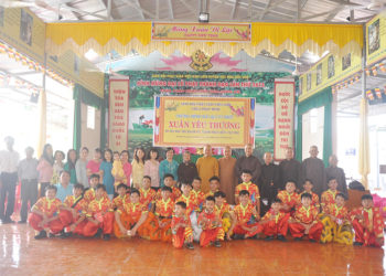 Chùa Pháp Minh trao tặng 380 phần quà cho đồng bào gặp hoàn cảnh khó khăn vui xuân đón tết năm 2018