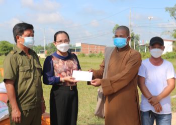 Ban Trị sự GHPGVN huyện Đức Hòa thăm, tặng quà tại khu vực phong tỏa xã Hiệp Hòa