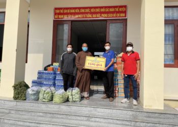 Chùa Pháp Minh trao tặng quà, thực phẩm đến các tuyến đầu chống dịch,  khu cách ly-phong tỏa, đồng bào gặp hoàn cảnh khó khăn huyện Đức Hòa