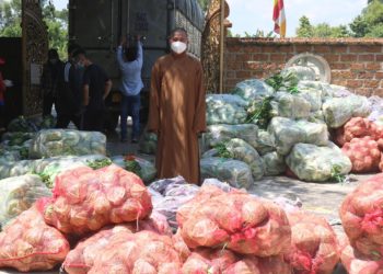 Ban Trị sự GHPGVN huyện Đức Hòa & chùa Pháp Minh trao tặng 12 tấn rau củ quả cho các khu cách ly, bếp ăn tập trung tại huyện Đức Hòa