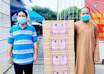 Phật giáo Long An trao tặng 10.000 khẩu trang N95 cho các bệnh viện điều trị Covid-19