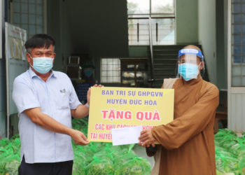 Ban Trị sự GHPGVN huyện thăm, tặng quà khu cách ly, bà con có hoàn cảnh khó khăn tại xã Hòa Khánh Tây