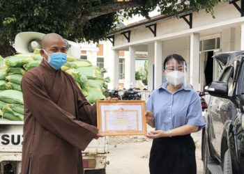 Ban Trị sự GHPGVN huyện Đức Hòa thăm, tặng quà khu cách ly, bà con có hoàn cảnh khó khăn