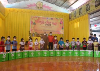 Chùa Pháp Minh và nhóm từ thiện “Chia sẻ-Sharing” tặng 100 phần quà cho các em học sinh có hoàn cảnh khó khăn tại huyện Đức Hòa
