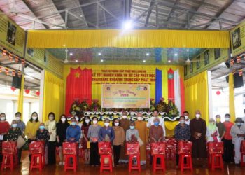 Chùa Pháp Minh trao tặng 300 phần quà cho đồng bào khó khăn vui xuân đón tết Nhâm Dần