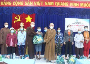 Ban Trị sự GHPGVN tỉnh Long An phối hợp với Ban TTXH thành phố Hồ Chí Minh trao tặng 500 phần quà tại huyện Đức Hòa