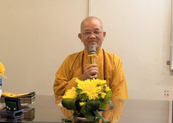 Hòa thượng Hiệu Trưởng dạy buổi học đầu tiên cho Tăng Ni sinh Khóa VIII, Trung cấp Phật học Long An tại chùa Pháp Minh