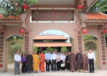 Nguyên Chủ tịch nước Trương Tấn Sang và Tổng lãnh sự Ấn Độ tại Tp HCM thăm viếng chùa Pháp Minh