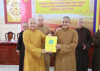 Đức Hòa: Ban Trị sự trao quyết định chuẩn y thành phần nhân sự các Ban trực thuộc Ban Trị sự nhiệm kỳ X (2021 – 2026)