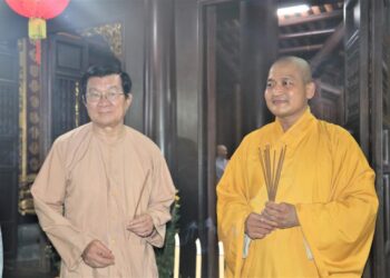 Nguyên Chủ tịch nước Trương Tấn Sang và phu nhân thăm viếng, dâng hương đầu xuân Quý Mão tại chùa Pháp Minh