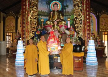 Ban Trị sự GHPGVN huyện Đức Hòa chúc tết các tự viện trong huyện ngày 28/12/Nhâm Dần