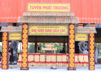 Giới tử nhập Giới trường Đại Giới đàn Liễu Lạc