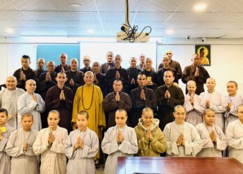 Hoà thượng Thích Minh Thiện – Hiệu trưởng TrườngTrung cấp Phật học Long An dạy buổi học đầu tiên đến Tăng Ni sinh khoá 8 – Sơ cấp Phật học Long An