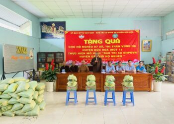 Ban Thường trực Ủy ban MTTQ Việt Nam huyện phối hợp Ban Trị sự GHPGVN huyện Đức Hòa tặng quà cho hộ nghèo 7 xã, Thị trấn vùng hạ huyện Đức Hoà ( Đợt 1 )