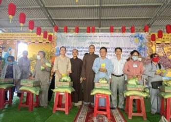 Ban Trị sự GHPGVN huyện Đức Hòa kết hợp chùa Pháp Thạnh tổ chức buổi phát quà cho bà con khiếm thị trên địa bàn huyện