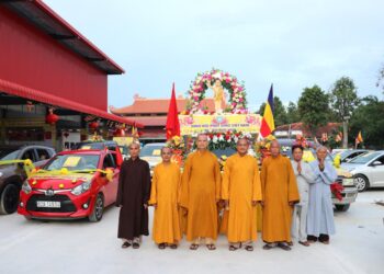 Đức Hòa: Phật giáo huyện diễu hành xe hoa kính mừng Phật Đản