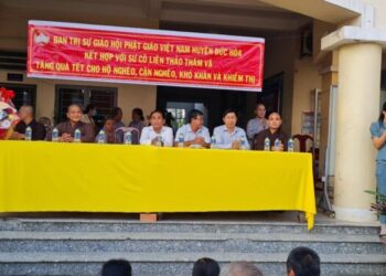 Đức Hòa: Phật giáo huyện trao tặng 200 phần quà cho bà con xã Đức Hòa Hạ