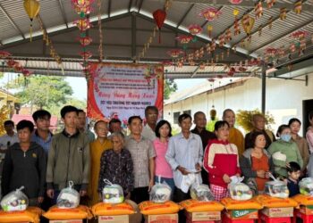 Đức Hòa: Trao tặng 180 phần quà cho bà con 13 xã, thị trấn vùng thượng và trung