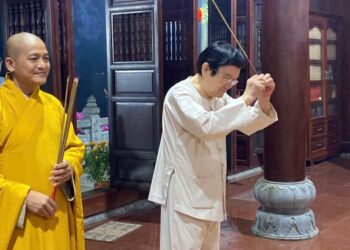 Nguyên Chủ tịch nước Trương Tấn Sang và phu nhân dâng hương đầu xuân Ất Tỵ tại chùa Pháp Minh