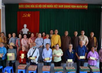 Phật giáo huyện Đức Hòa, Tân Thạnh, Cần Giuộc, Vĩnh Hưng trao tặng quà tại Côn Đảo
