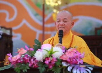 Giới trường Tăng lắng nghe giáo giới từ Hòa thượng Thích Minh Thiện