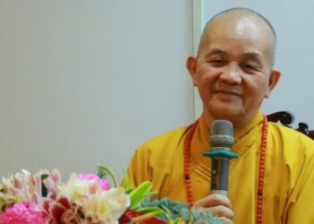 Hòa thượng Hiệu trưởng giảng dạy ngày đầu Khóa IX Sơ cấp Phật học