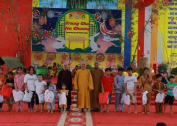 Chùa Pháp Minh trao tặng 1000 phần quà cho trẻ em nhân dịp Trung Thu năm 2023