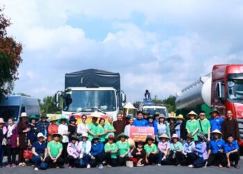 Phật giáo huyện Đức Hòa đồng hành cùng bà con vùng hạn mặn (đợt 1)