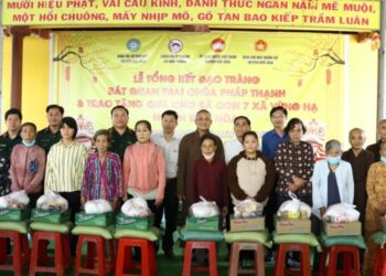 Đức Hòa: Chùa Pháp Thạnh trao quà cho bà con 7 xã vùng hạ