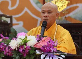 Thượng tọa Thích Giác Dũng giảng dạy giới luật cho các giới tử Tăng