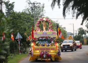 Đức Hòa: Phật giáo huyện diễu hành xe hoa kính mừng Phật Đản