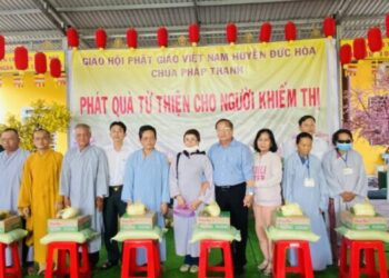 Đức Hoà: BTS GHPGVN huyện Đức Hoà phối hợp Uỷ ban MTTQVN và Ban chỉ huy Quân sự huyện tổ chức trao tặng 100 phần quà cho bà con khiếm thị tại Chùa Pháp Thạnh.