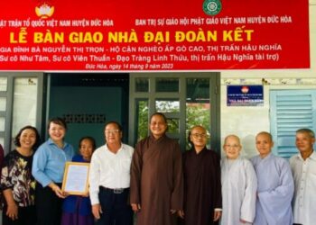 Đức Hòa: Ban Trị sự huyện trao tặng nhà và phát quà tại Thị trấn Hậu Nghĩa