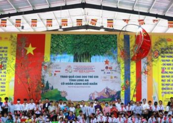 Chùa Pháp Minh và nhóm từ thiện “Chia sẻ-Sharing” trao tặng 200 phần quà cho các em học sinh có hoàn cảnh khó khăn tại huyện Đức Hòa