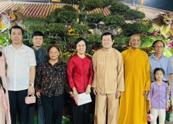 Nguyên Chủ tịch nước Trương Tấn Sang dâng hương đầu xuân Giáp Thìn tại chùa Pháp Minh