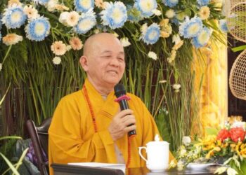 Giới trường Ni Đại giới đàn Đạt Pháp lắng nghe Hòa thượng Trưởng ban Kiến đàn sách tấn