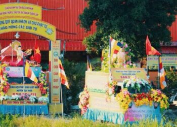 Phật giáo huyện Đức Hoà diễu hành xe hoa và viếng nghĩa trang Liệt sĩ